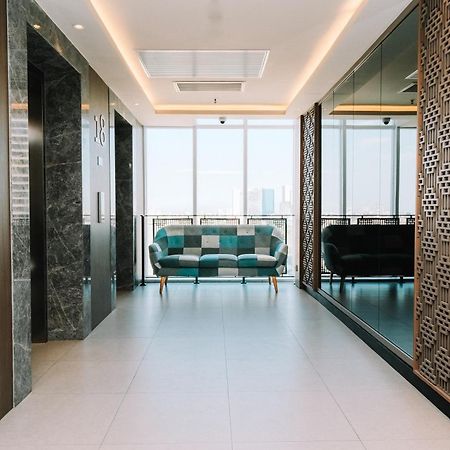 Deka Hotel Surabaya Hr Muhammad Экстерьер фото