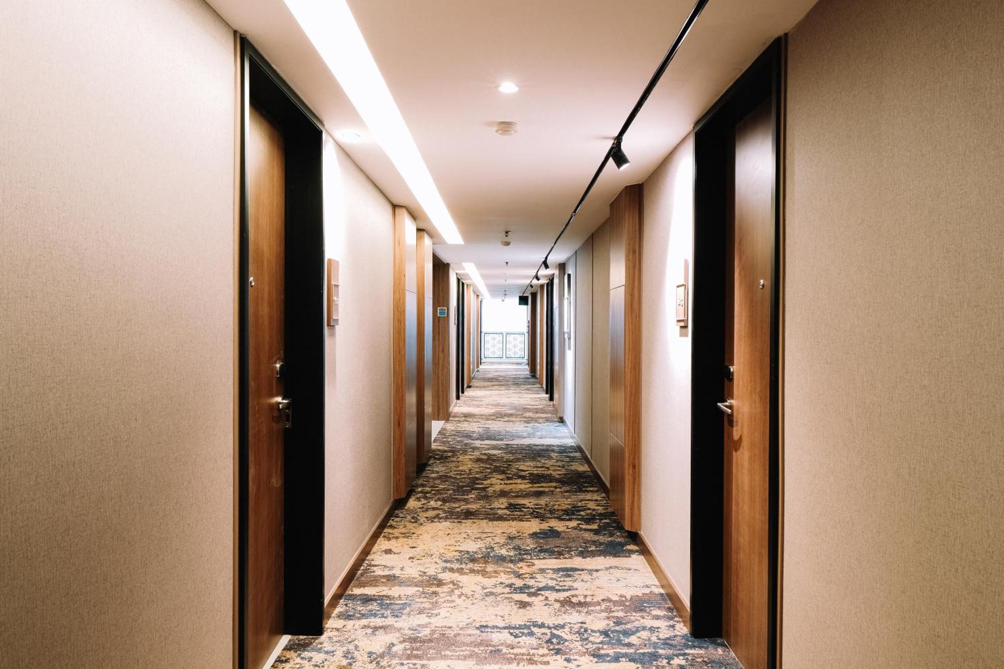 Deka Hotel Surabaya Hr Muhammad Экстерьер фото