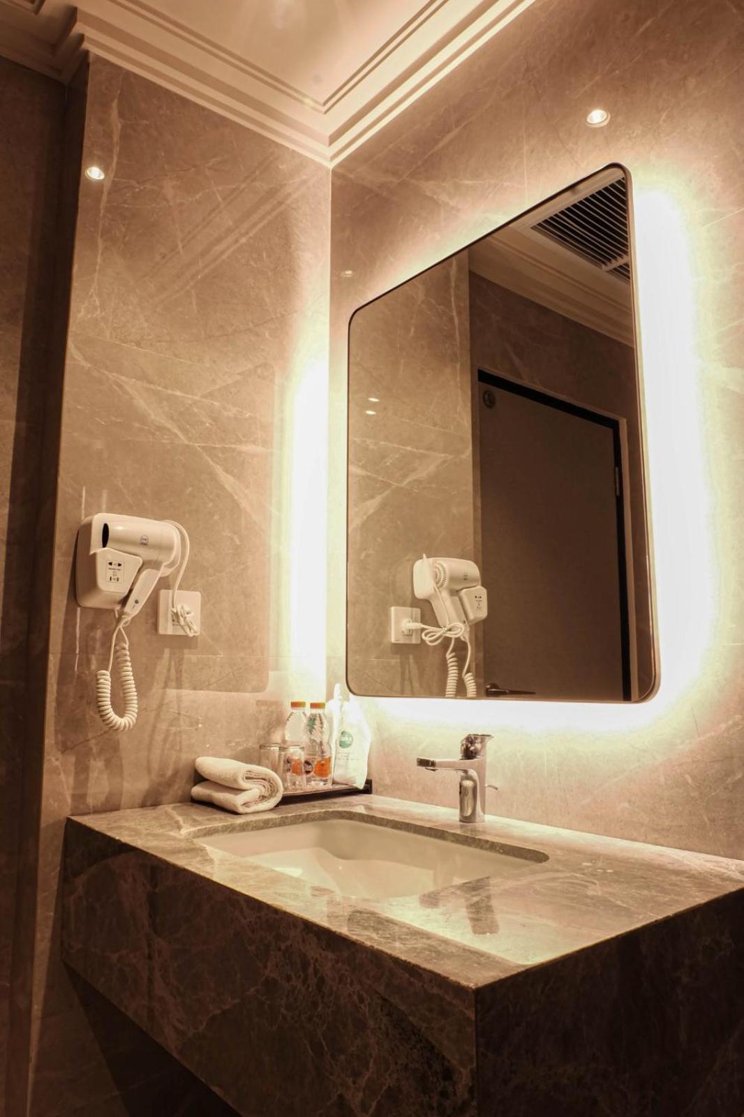 Deka Hotel Surabaya Hr Muhammad Номер фото