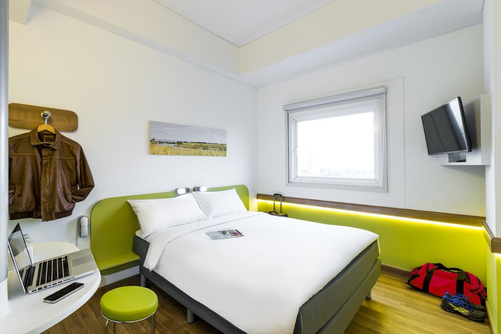 Deka Hotel Surabaya Hr Muhammad Экстерьер фото