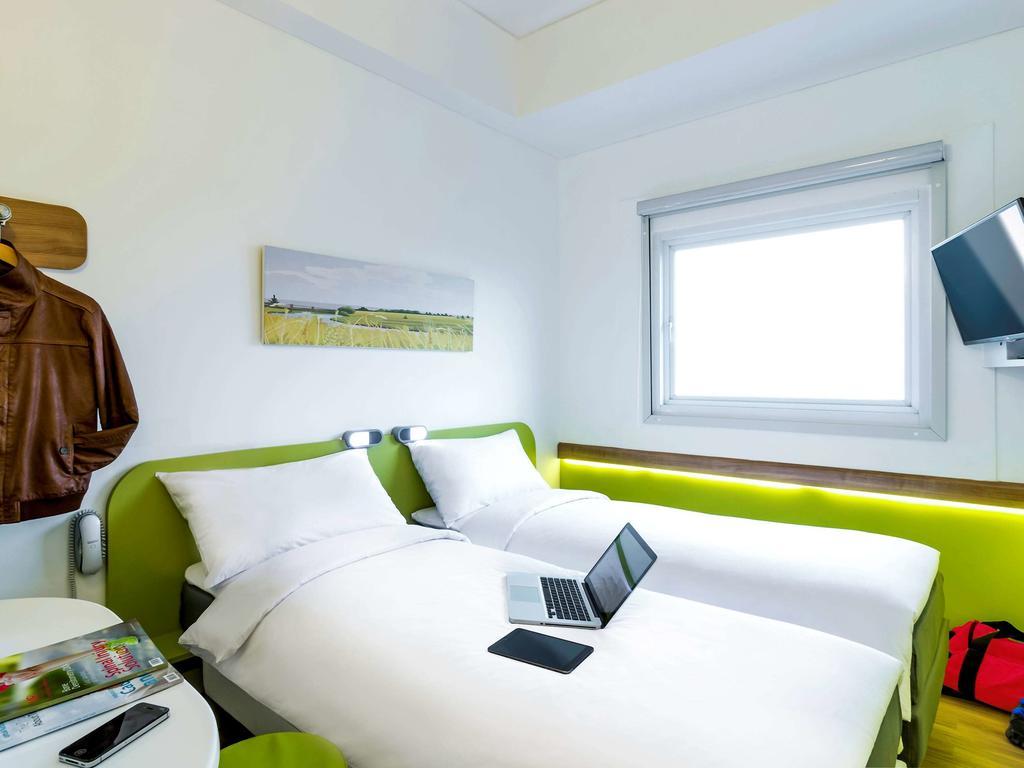 Deka Hotel Surabaya Hr Muhammad Экстерьер фото