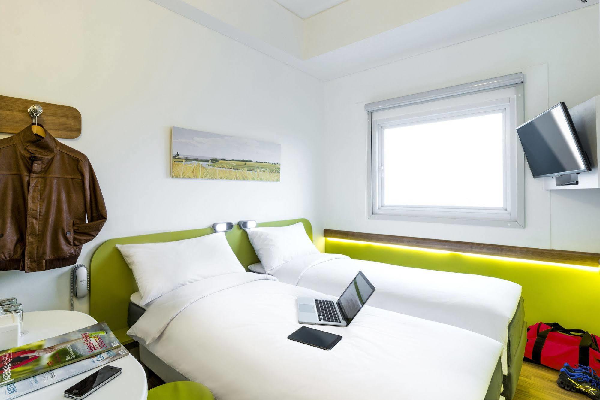 Deka Hotel Surabaya Hr Muhammad Экстерьер фото