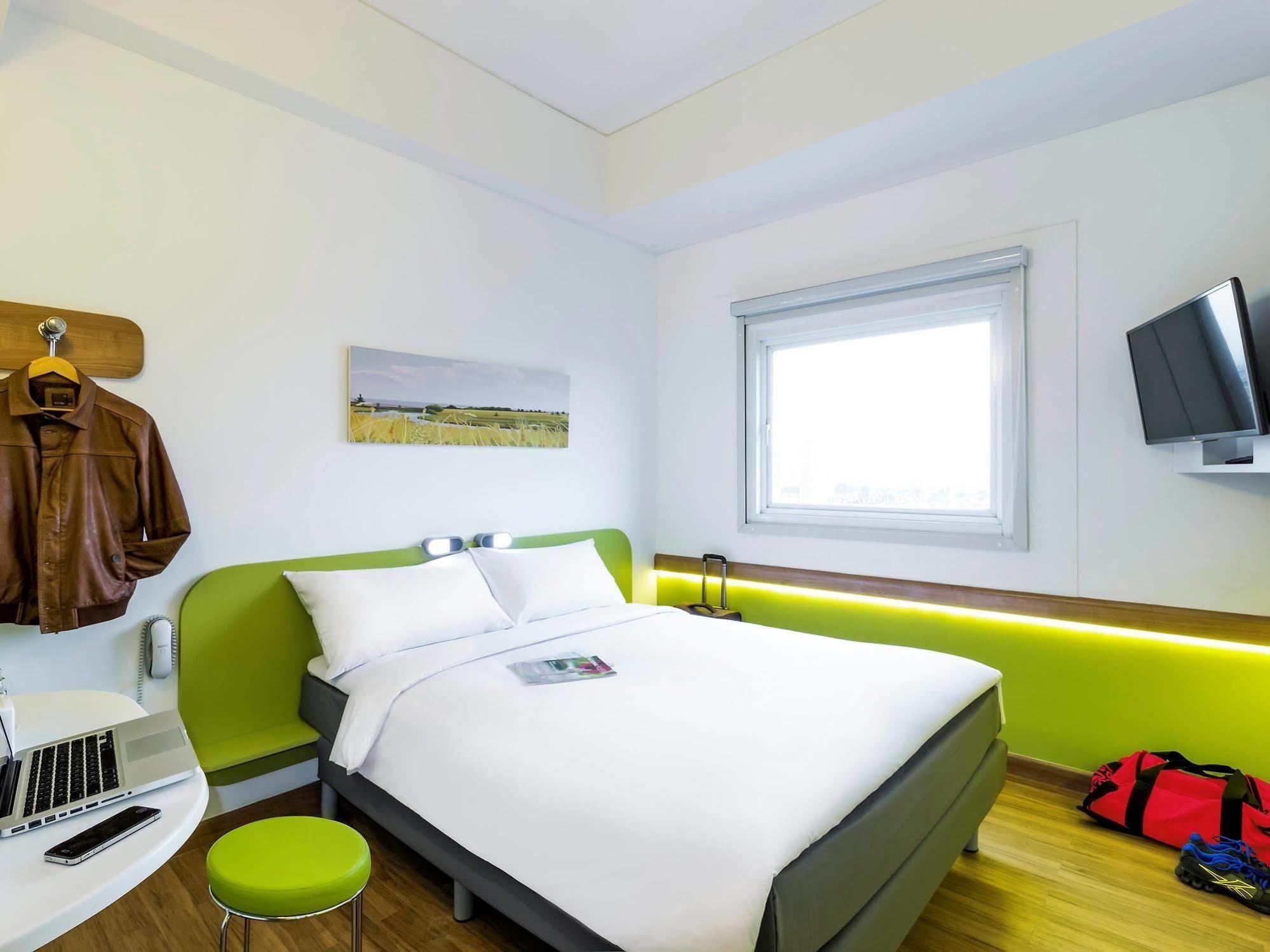 Deka Hotel Surabaya Hr Muhammad Экстерьер фото